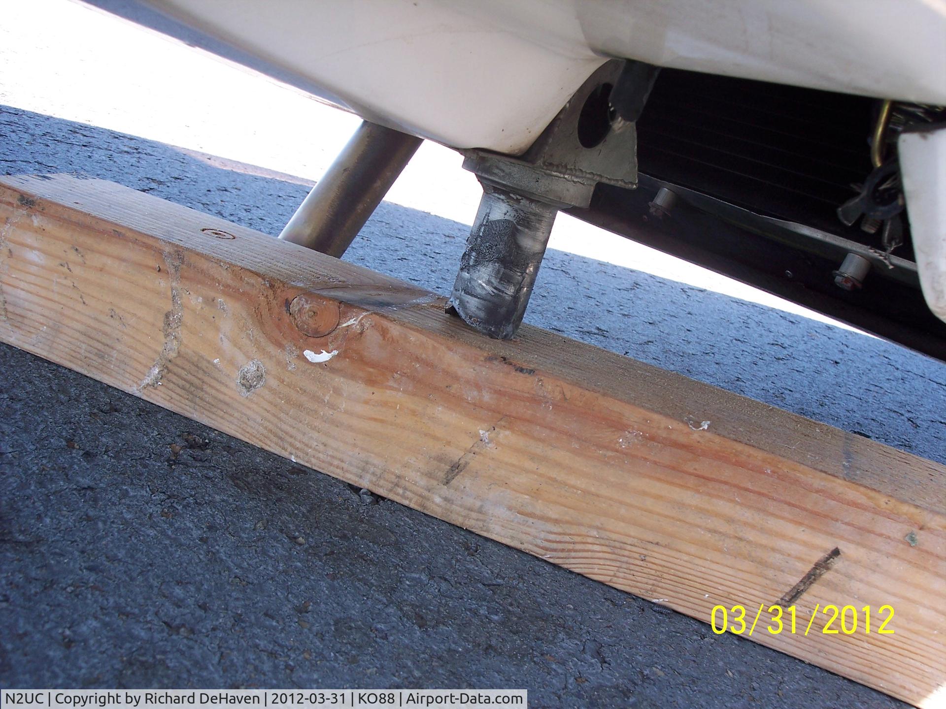 N2UC, 2005 TL Ultralight TL-2000 Sting Sport C/N TLUSA126, The nose gear strut broke at the top of the bolt-slide--which can develop radiating cracks leading to breakage on older-model struts.