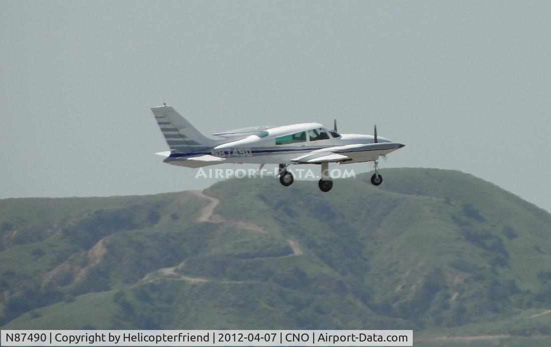 N87490, 1976 Cessna 310R C/N 310R0591, Heading westbound