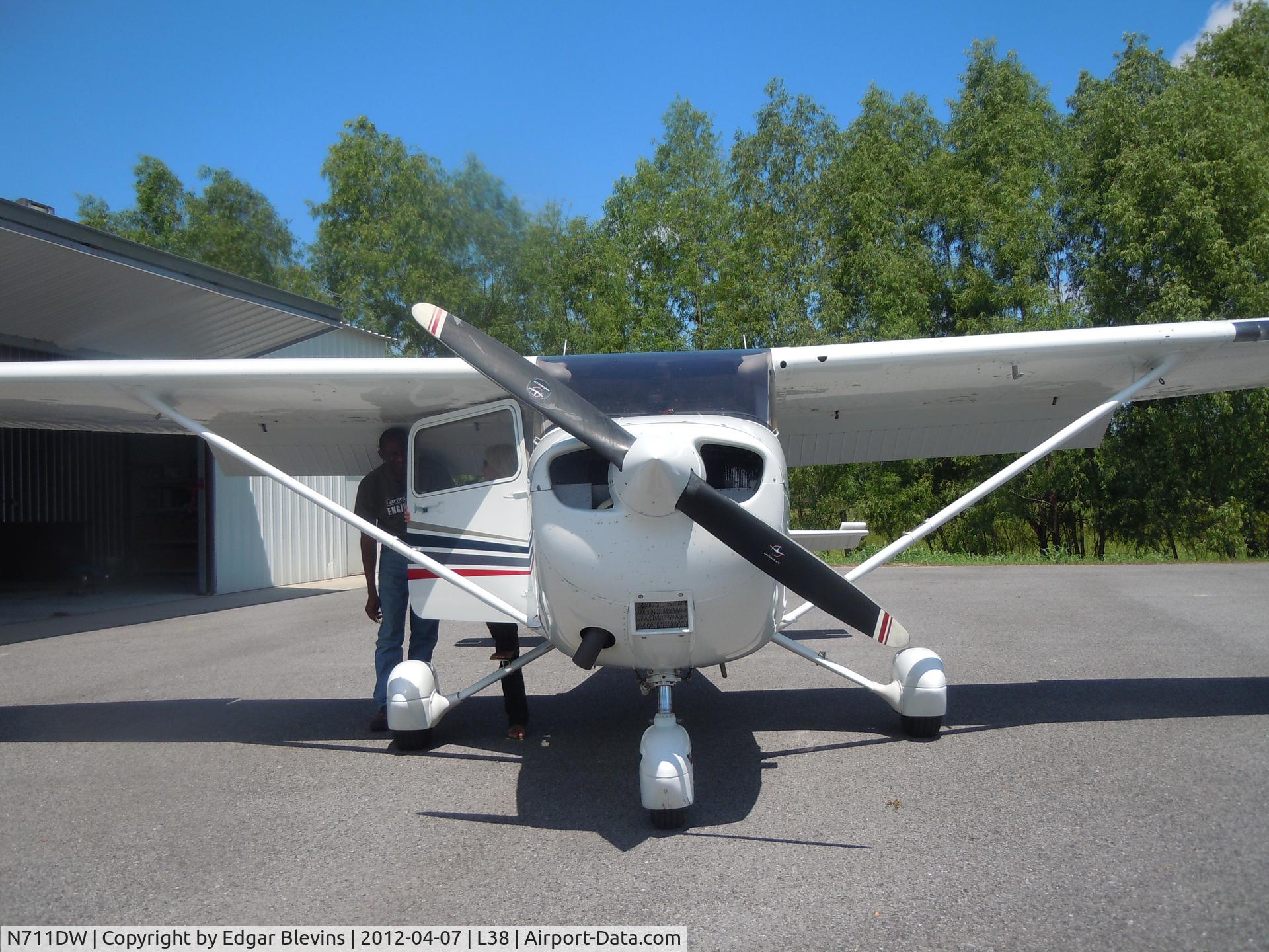 N711DW, 2002 Cessna 172S C/N 172S9117, Nice plane at L38