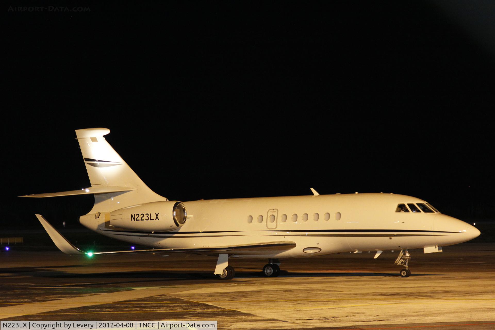 N223LX, 2010 Dassault Falcon 2000LX C/N 223, Departure after a fuel stop.