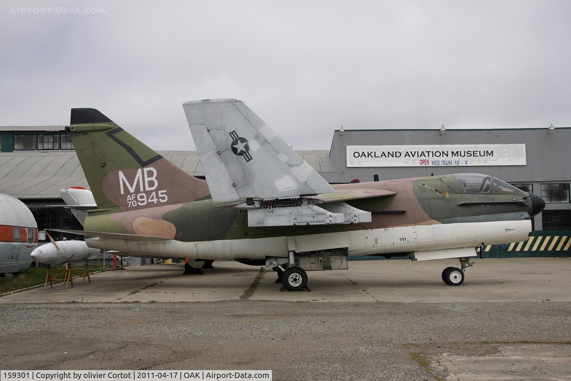 159301, LTV A-7E Corsair II C/N E-439, Oakland Museum ; painted as a A-7D .The serial 159301 is painted on the other side. Is this aircraft a mix of two ?