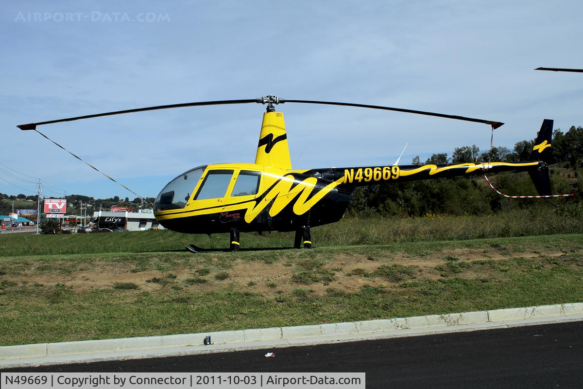 N49669, 1999 Robinson R44 C/N 0562, Mostly used for scenic flights in the Great Smokey Mountains.