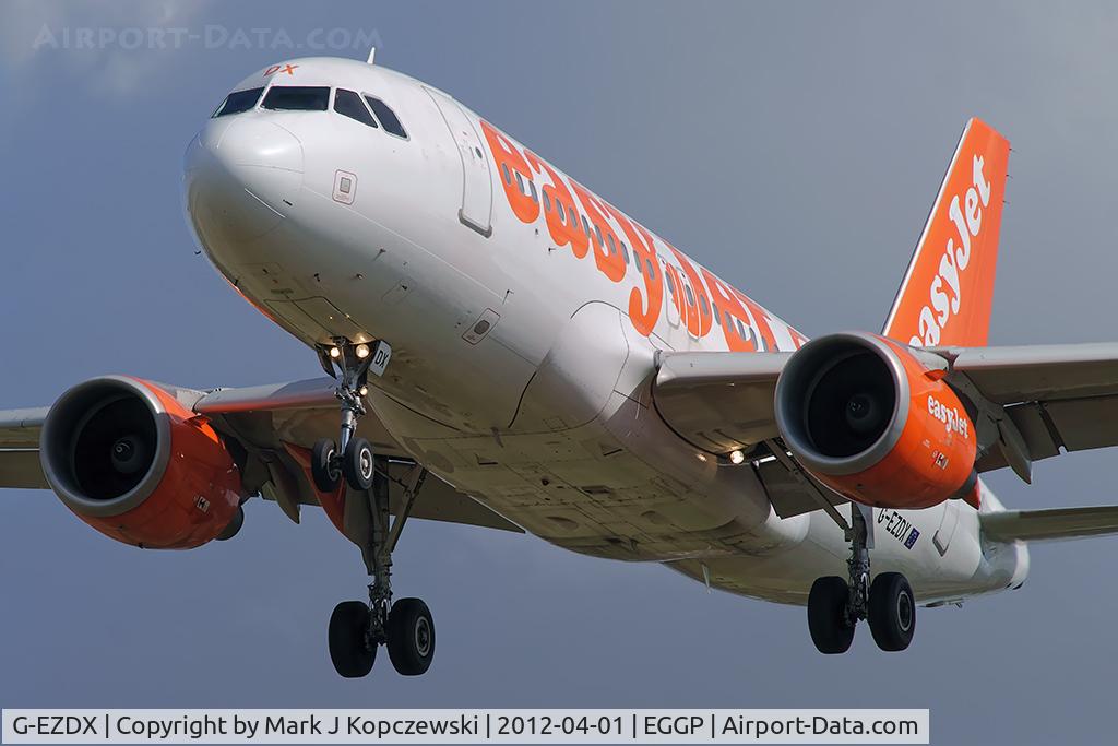 G-EZDX, 2009 Airbus A319-111 C/N 3754, On approach to runway 27.