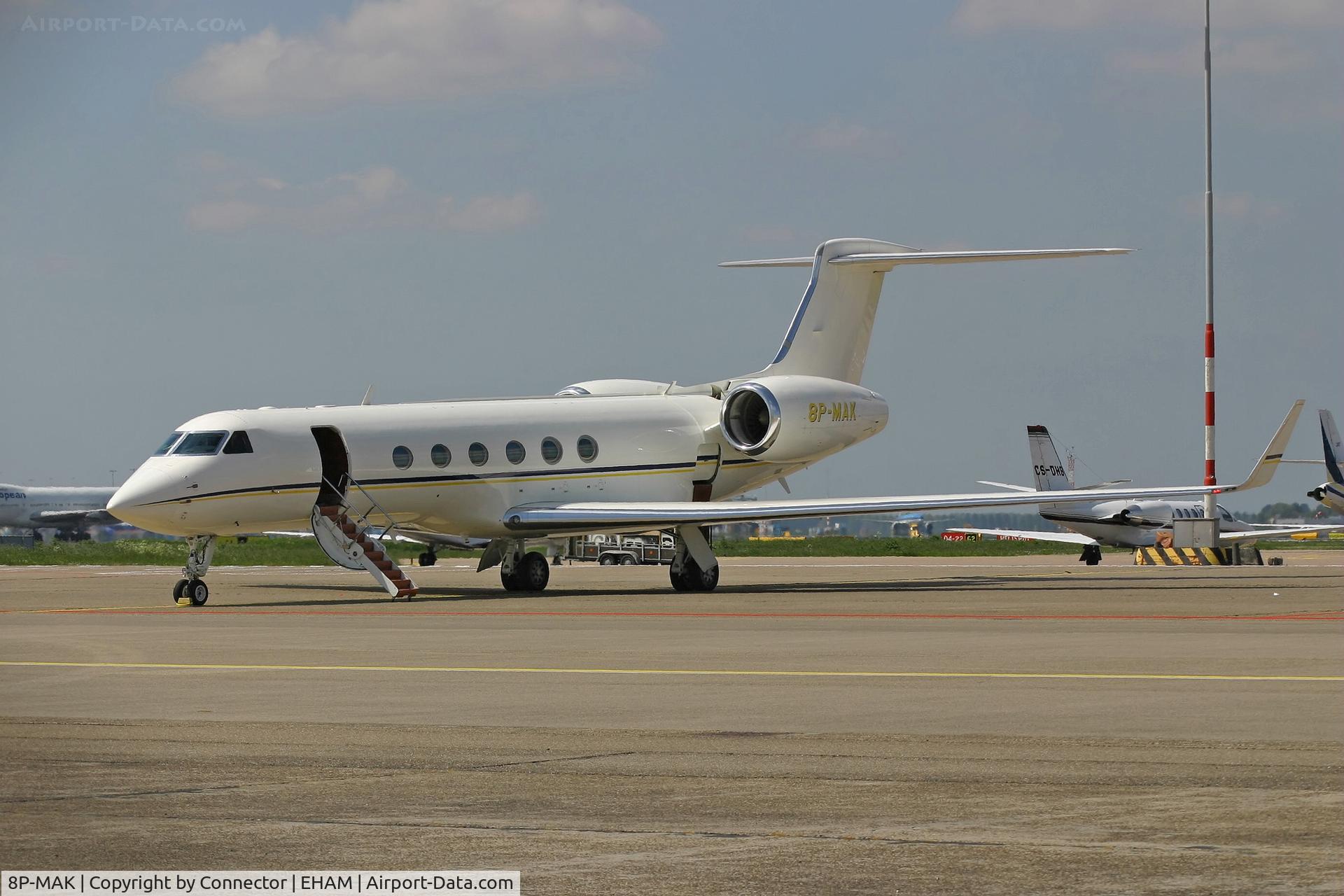 8P-MAK, Gulfstream Aerospace G-V Gulfstream V C/N 537, Waiting at Amsterdam.