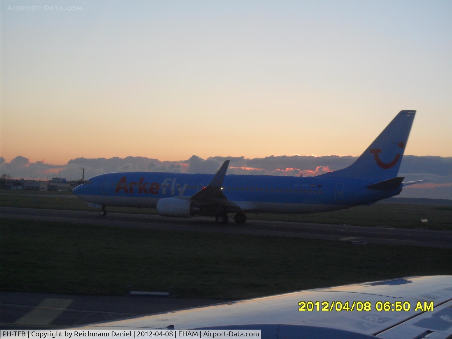 PH-TFB, 2009 Boeing 737-8K5 C/N 35149, Standing next to us, waiting for take off clearence.