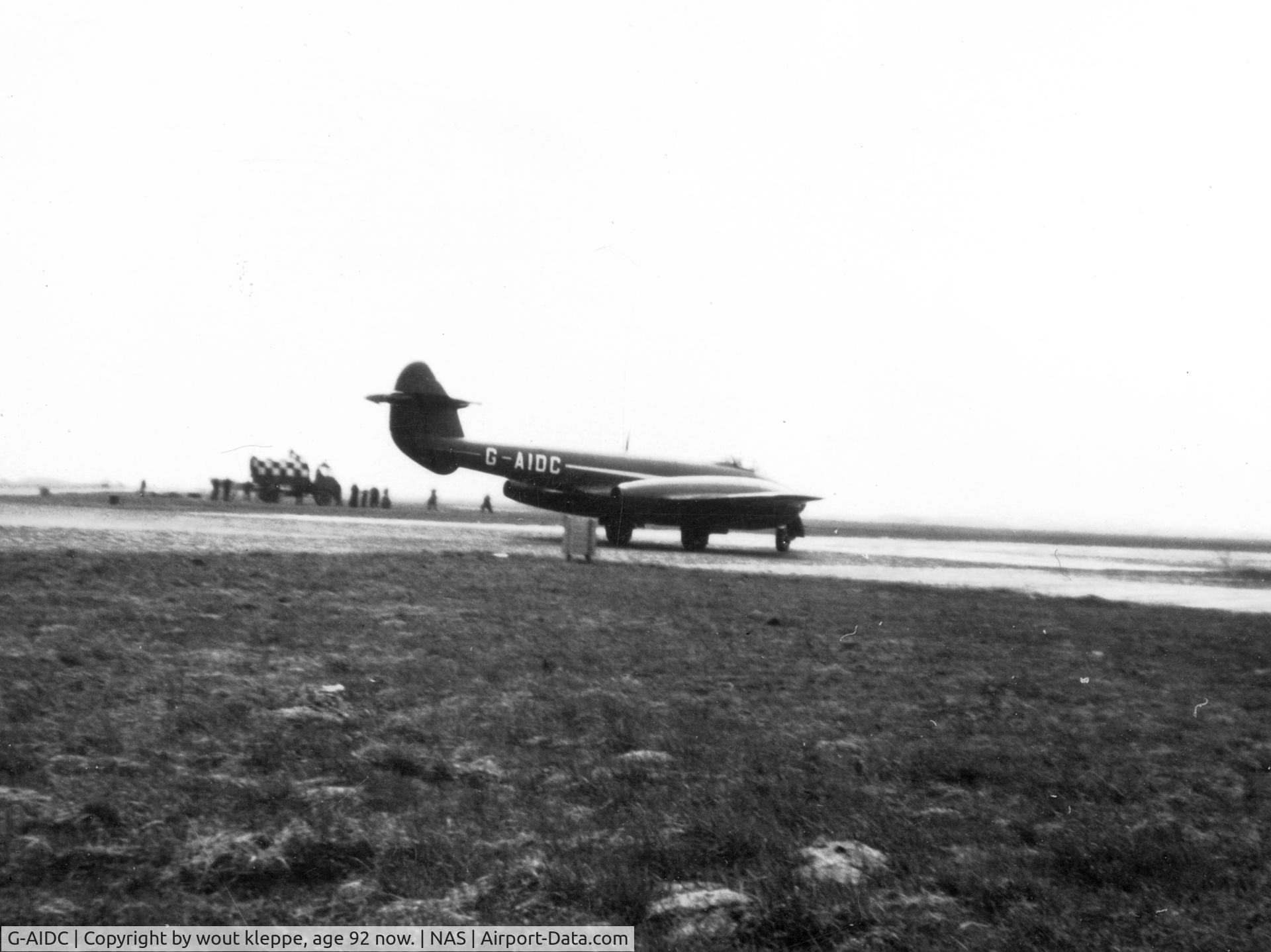 G-AIDC, 1946 Gloster Meteor F.4 C/N G5/100, Demo visit