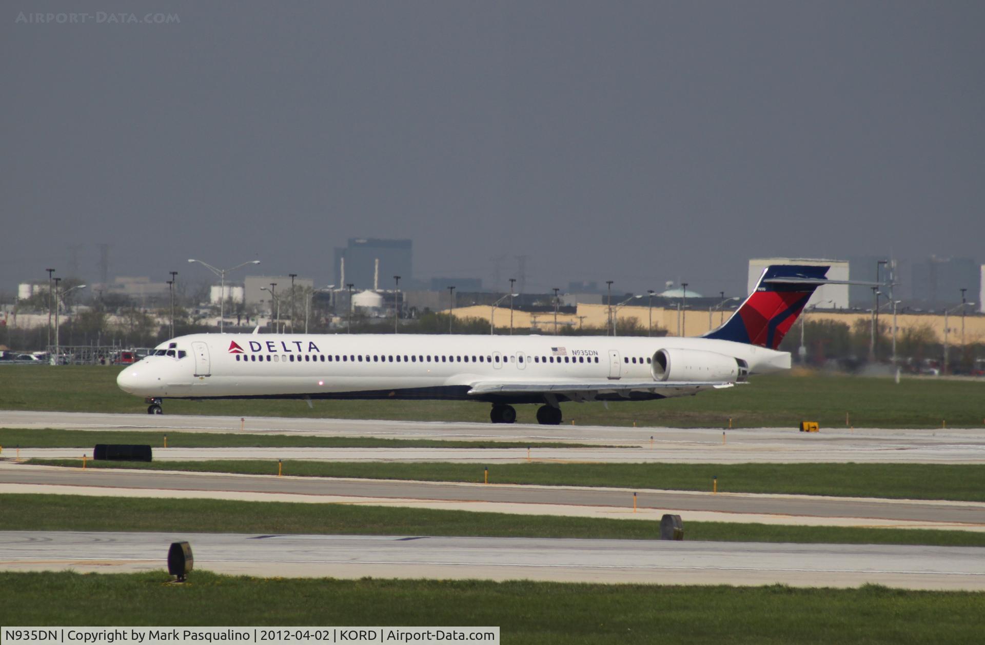 N935DN, 1996 McDonnell Douglas MD-90-30 C/N 53460, MD-90-30