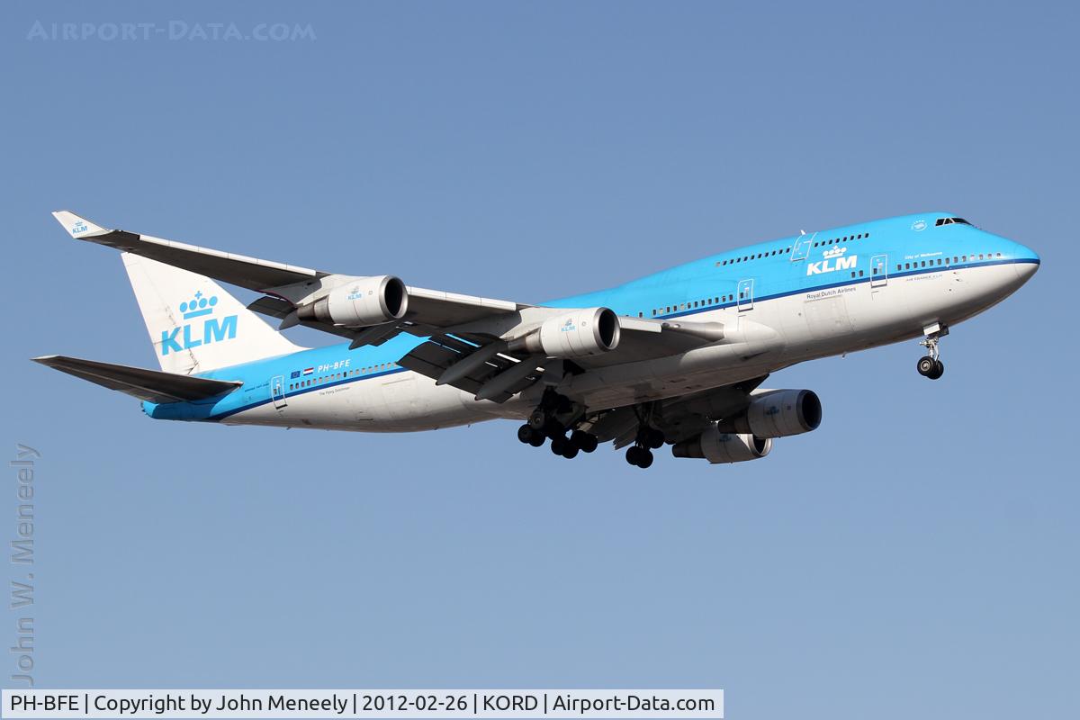 PH-BFE, 1990 Boeing 747-406BC C/N 24201, Short final for 14R