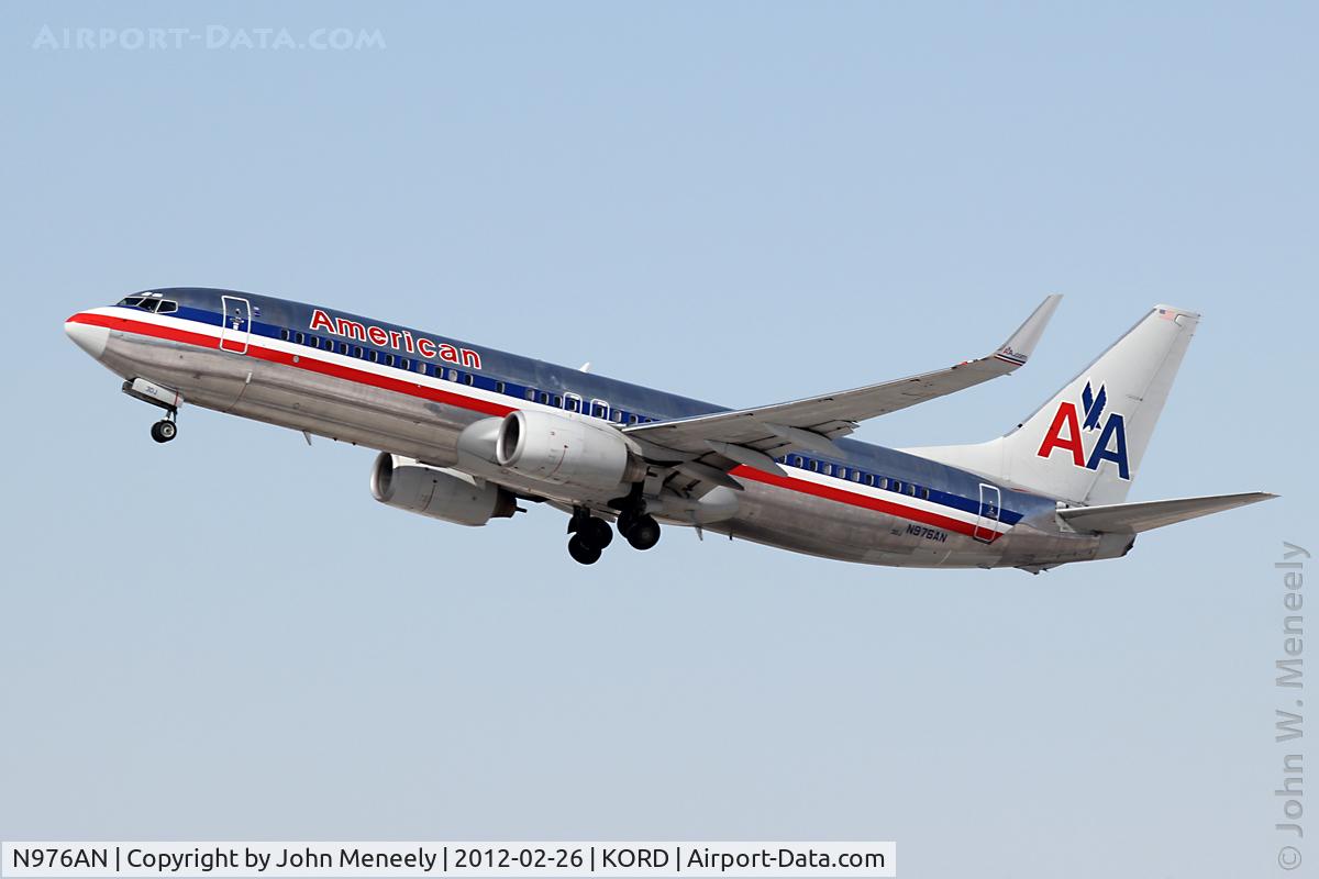 N976AN, 2001 Boeing 737-823 C/N 30099, Just airborne from 22L