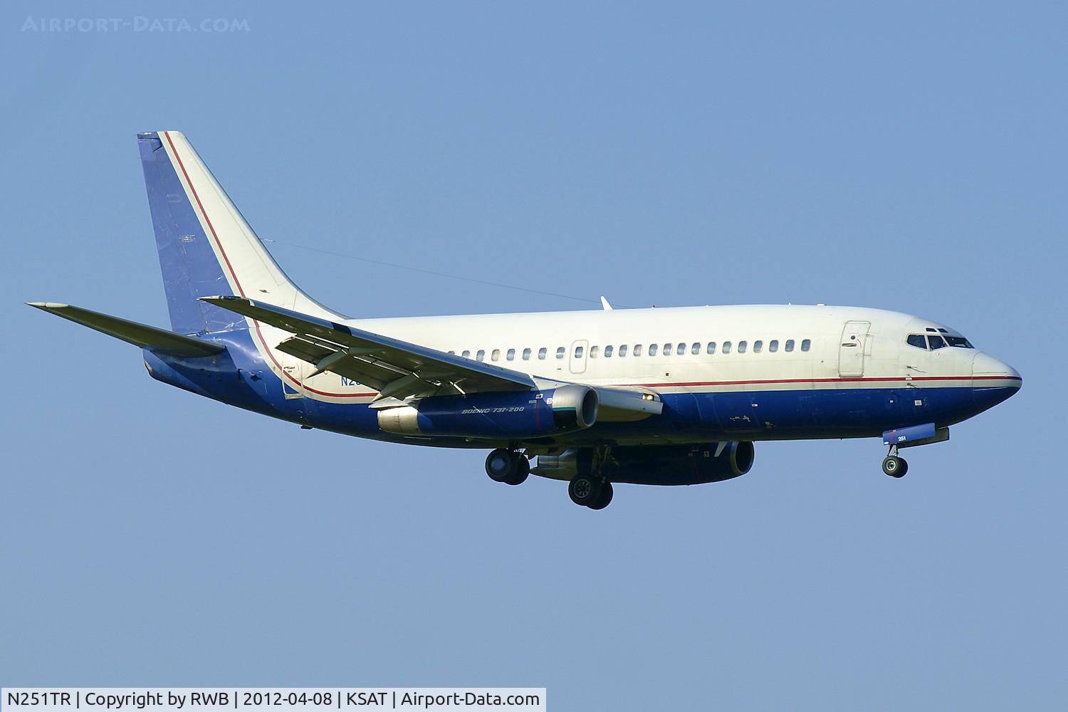N251TR, 1987 Boeing 737-228 C/N 23792, On approach 12R