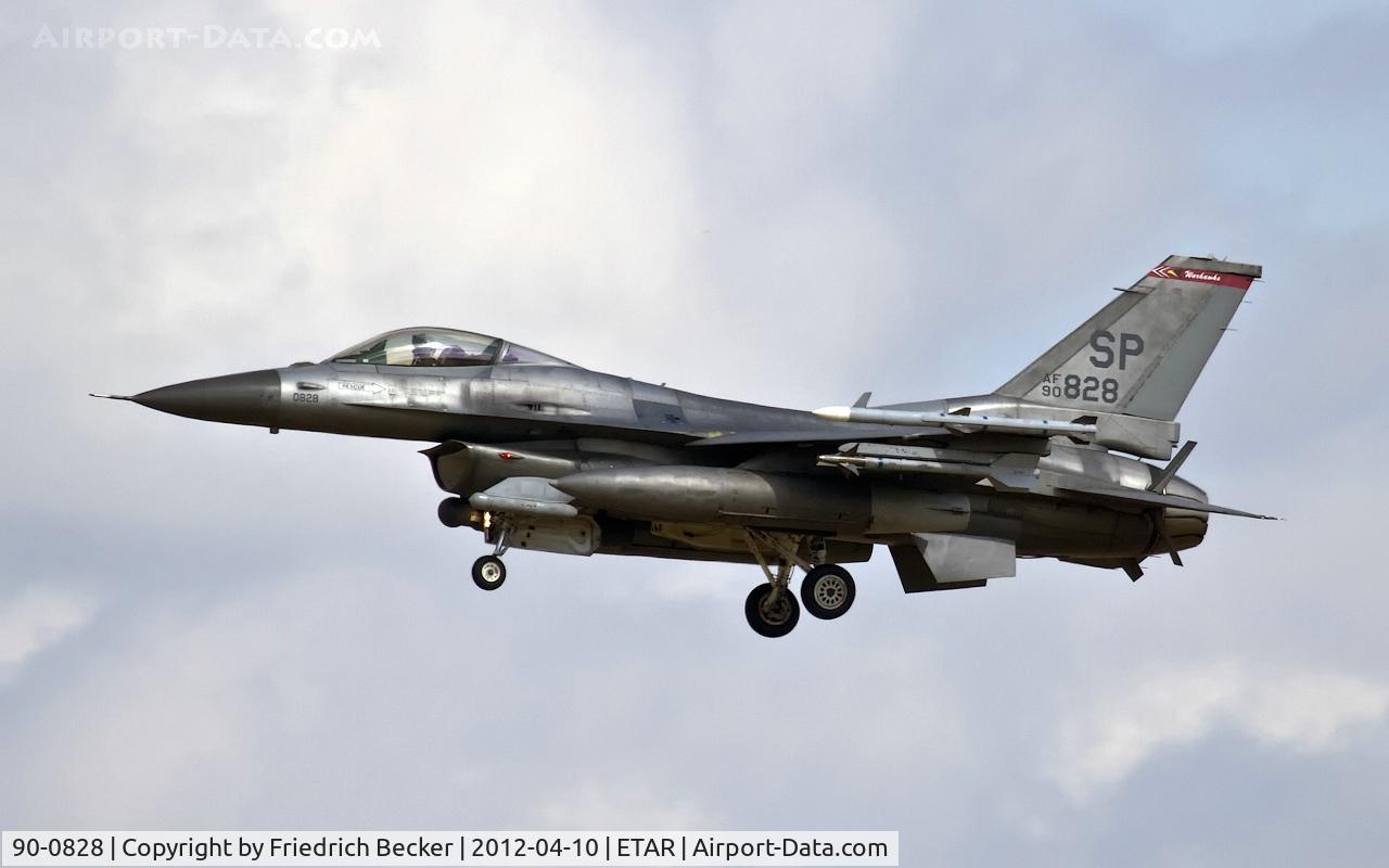 90-0828, General Dynamics F-16CG Night Falcon C/N CC-28, on final RW27