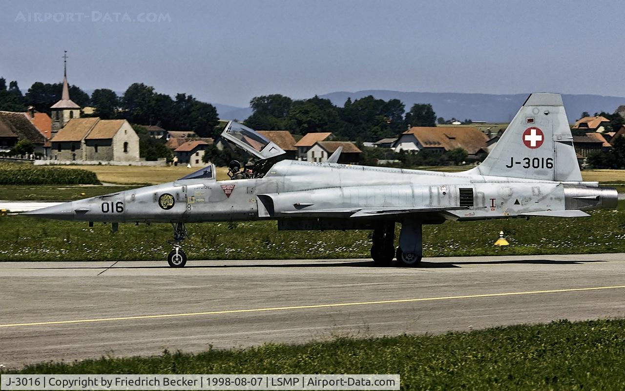J-3016, Northrop F-5E Tiger II C/N L.1016, taxying to the active