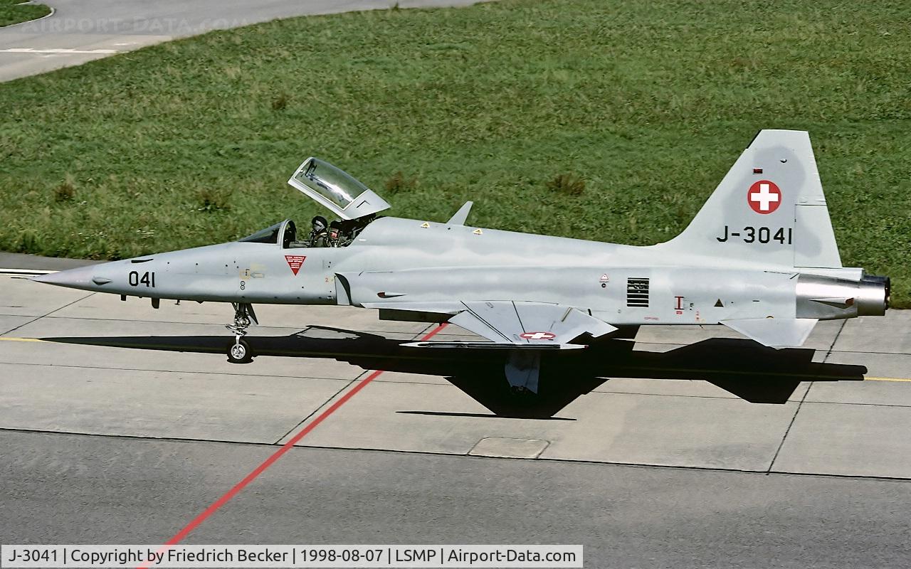 J-3041, 1979 Northrop F-5E Tiger II C/N L.1041, taxying to the active