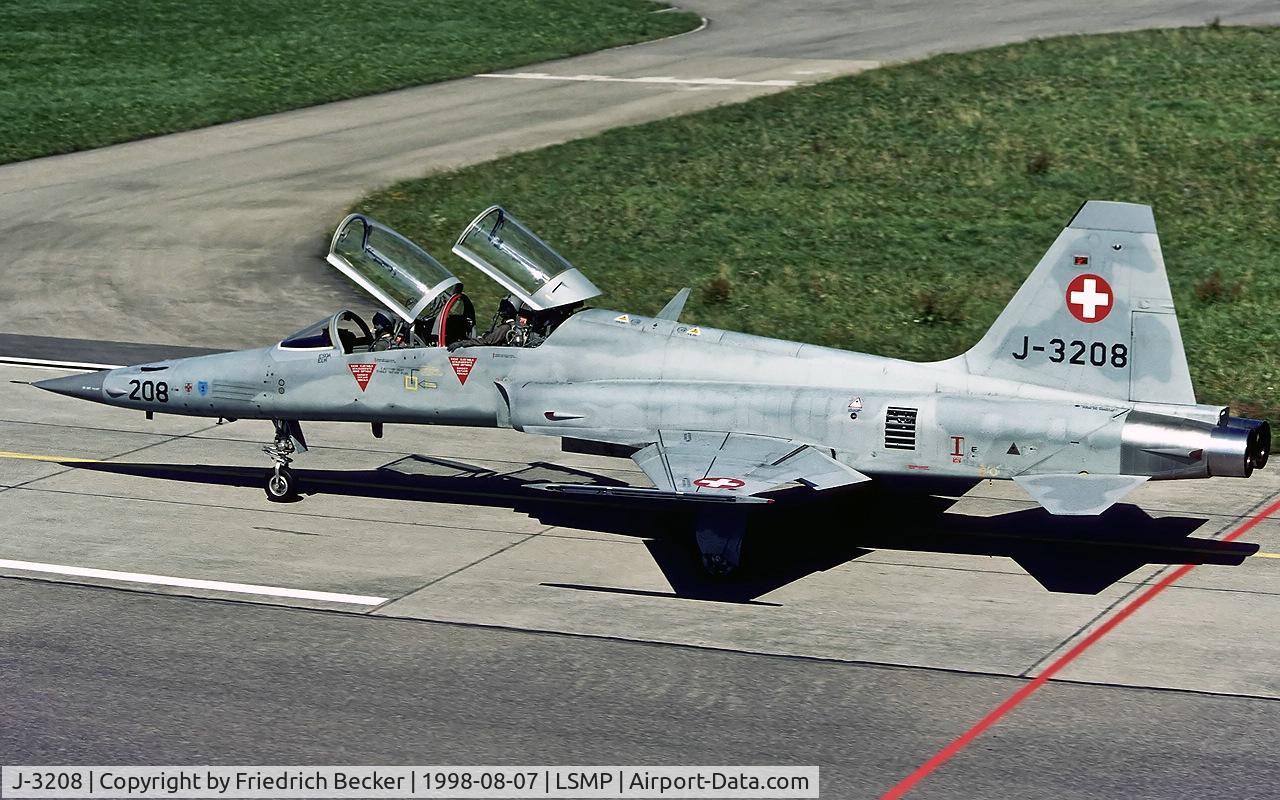 J-3208, Northrop F-5F Tiger II C/N M1008, taxying to the active