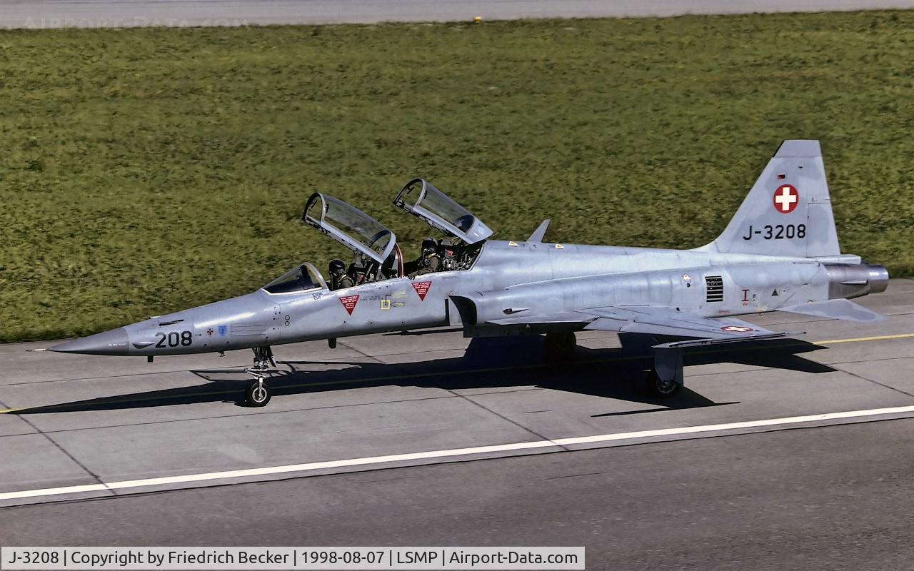 J-3208, Northrop F-5F Tiger II C/N M1008, taxying to the active