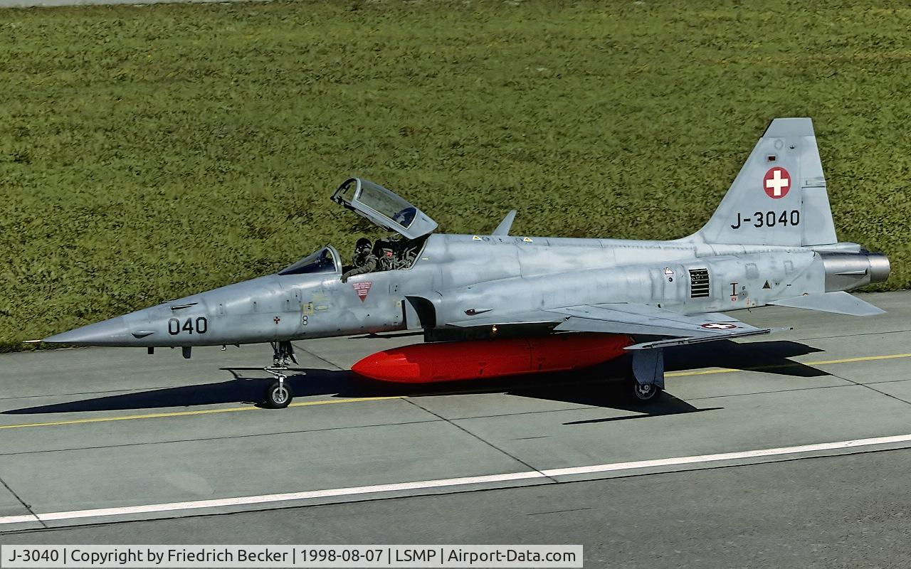 J-3040, Northrop F-5E Tiger II C/N L.1040, taxying to the active