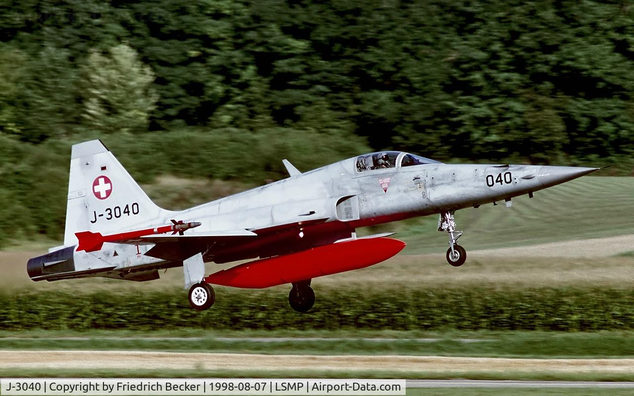 J-3040, Northrop F-5E Tiger II C/N L.1040, on final at Payerne AB