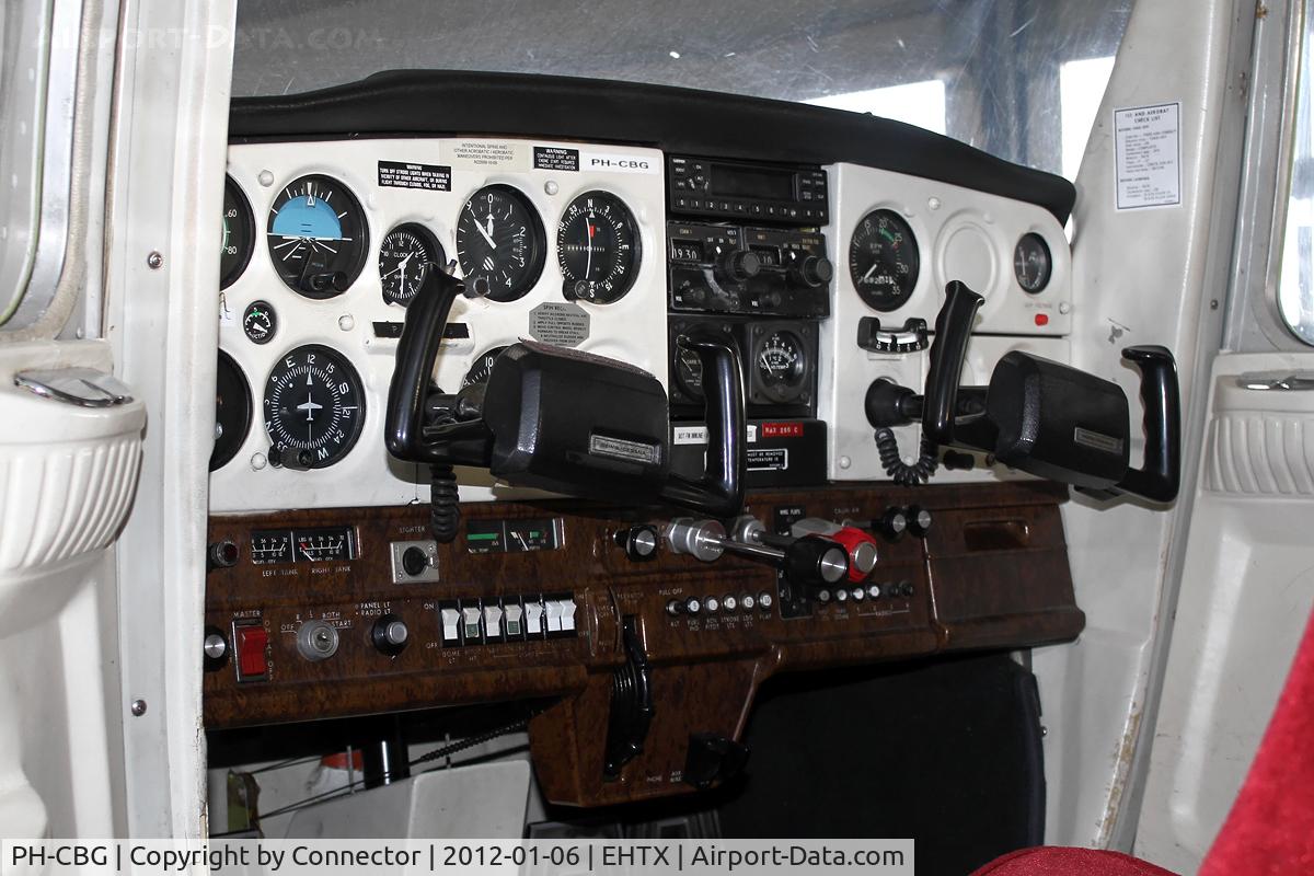 PH-CBG, Reims F152 C/N 1803, A little peek inside the cockpit.