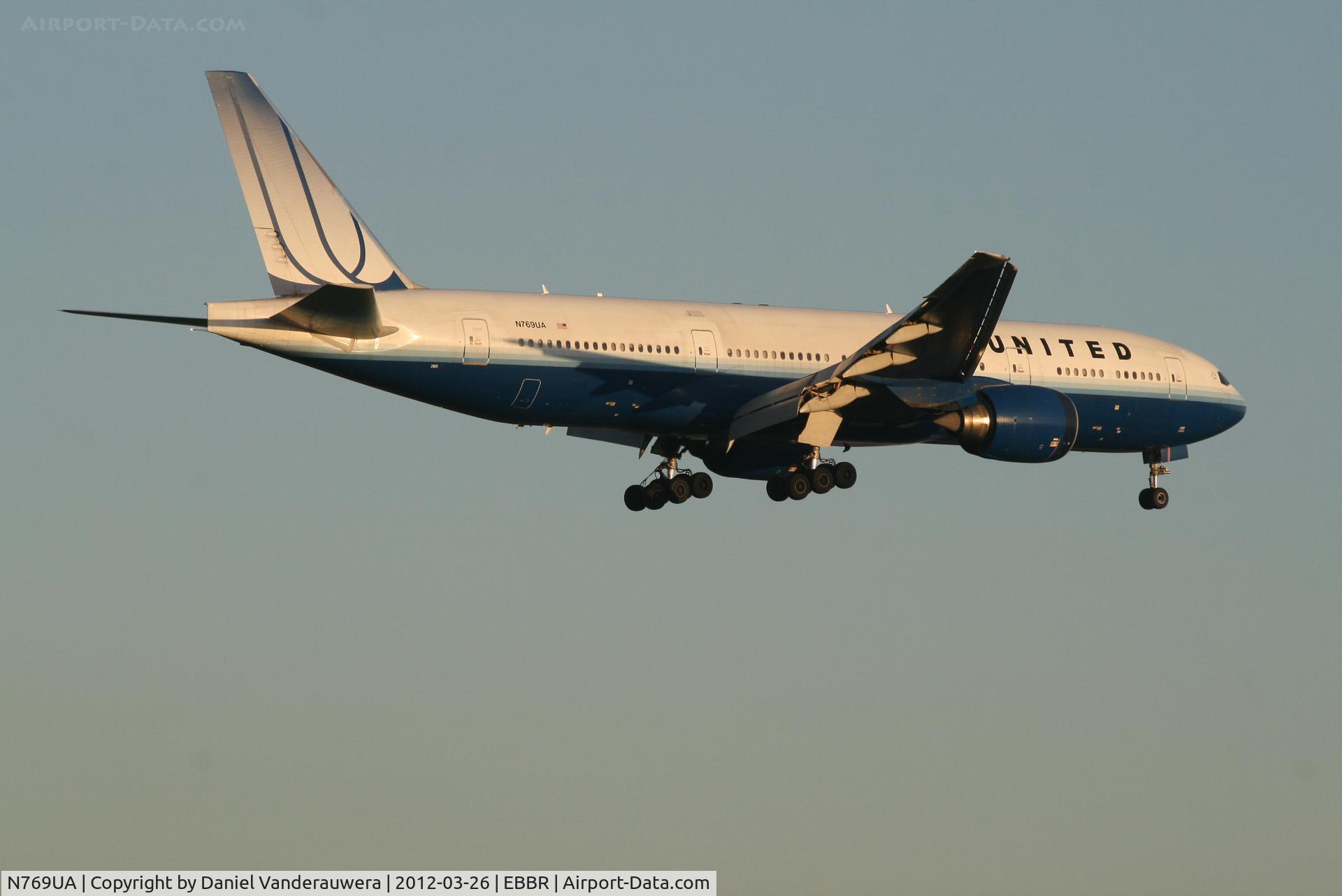 N769UA, 1995 Boeing 777-222 C/N 26921, Flight UA960 is descending to RWY 02
