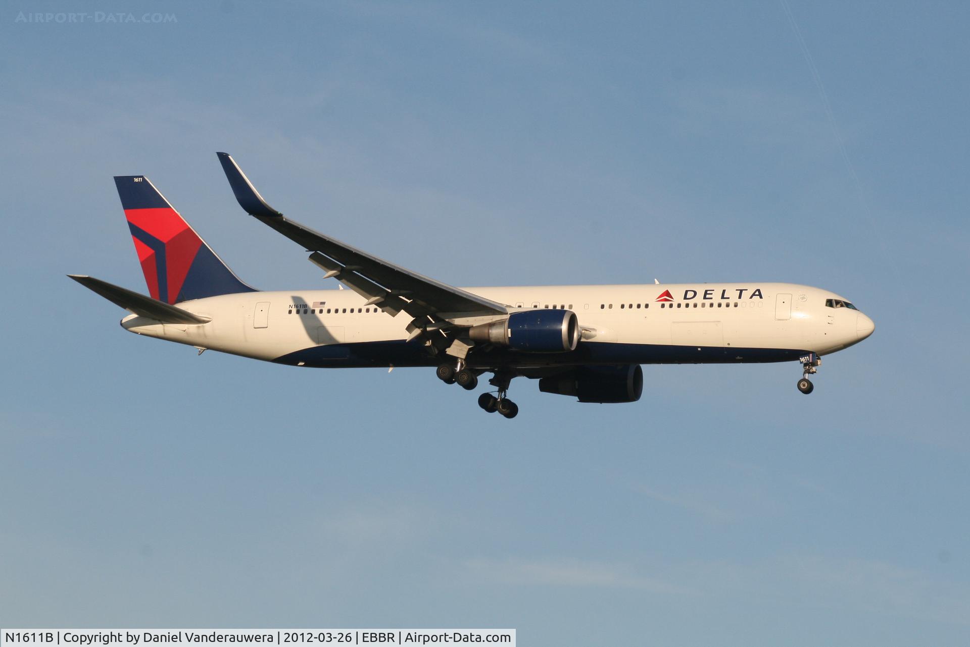 N1611B, 2000 Boeing 767-332/ERF C/N 30595, Arrival of flight DL080 to RWY 02