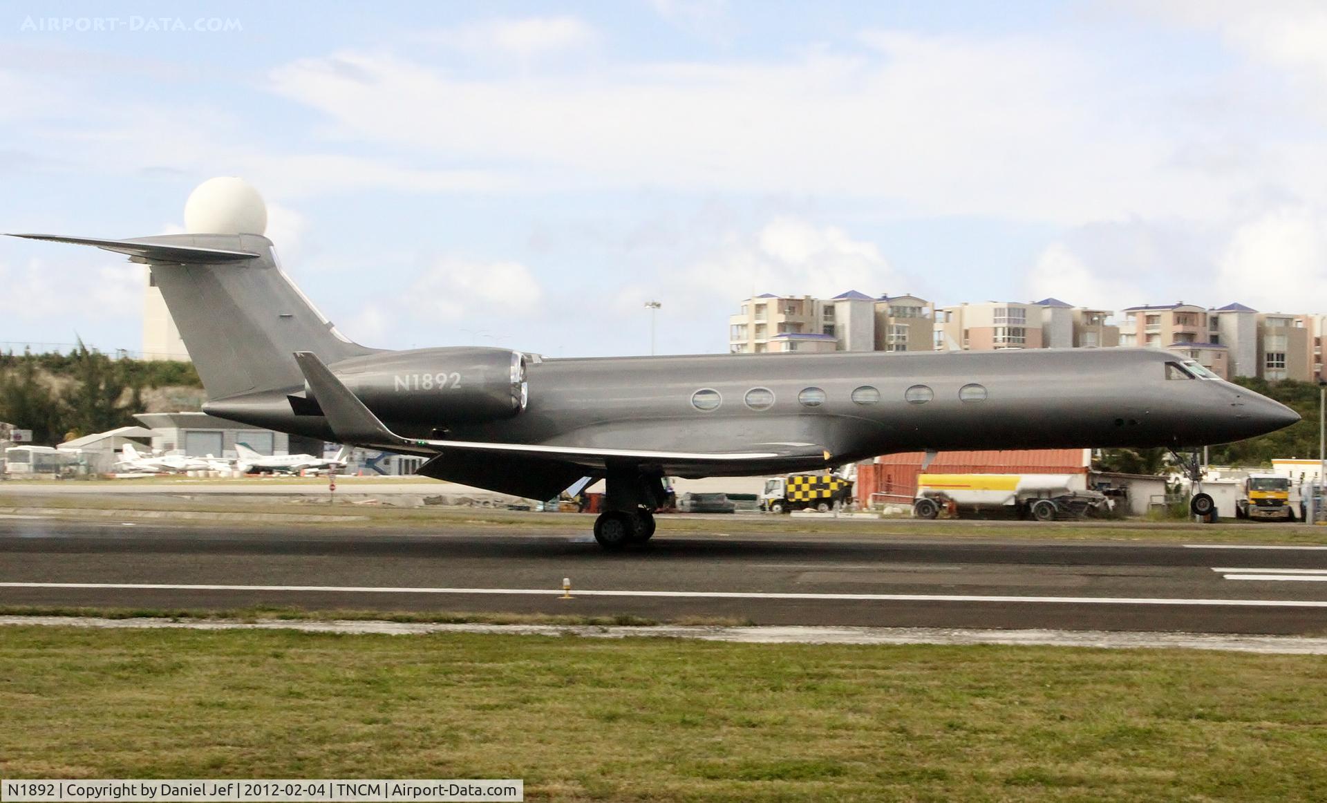 N1892, 1997 Gulfstream Aerospace G-V C/N 524, N1892
