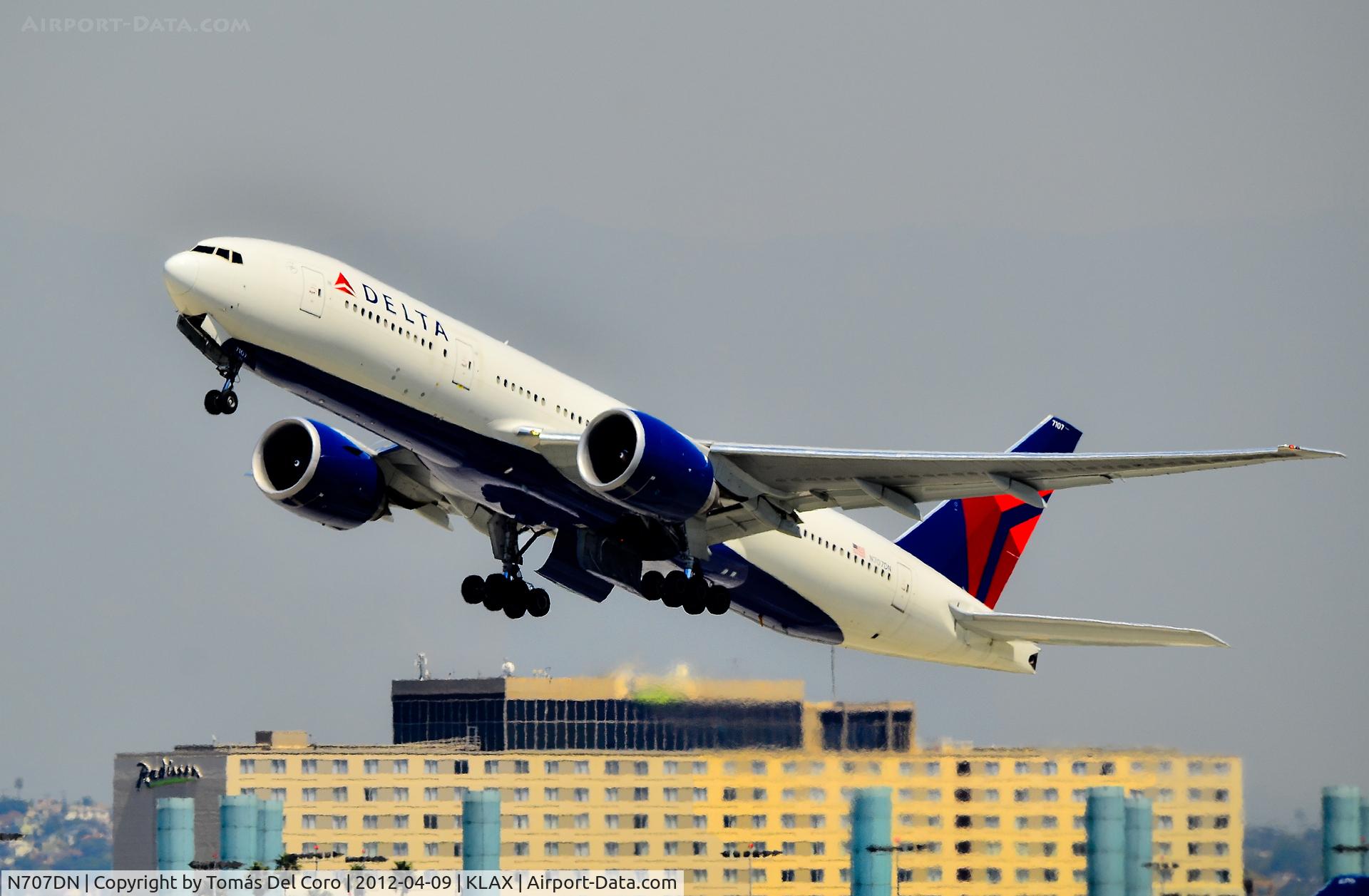 N707DN, 2009 Boeing 777-232/LR C/N 39091, N707DN Delta Air Lines Boeing 777-232/LR / 7107 (cn 39091/781)

Los Angeles International Airport (IATA: LAX, ICAO: KLAX, FAA LID: LAX)
TDelCoro
April 9, 2012