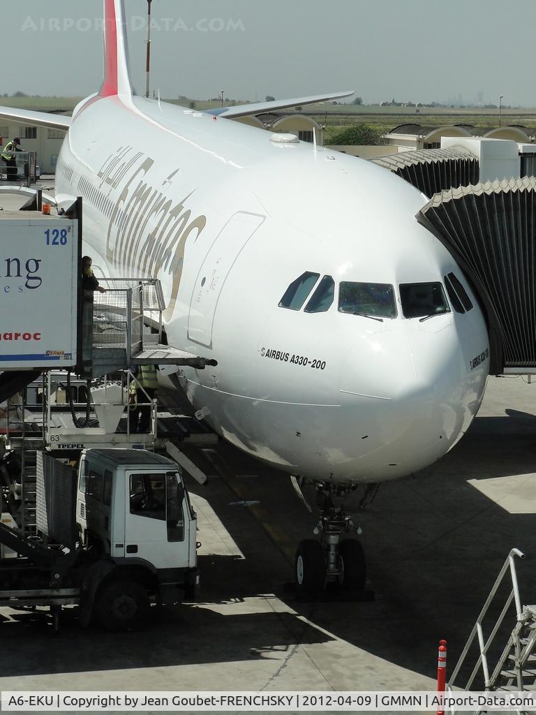 A6-EKU, 1999 Airbus A330-243 C/N 295, terminal 2