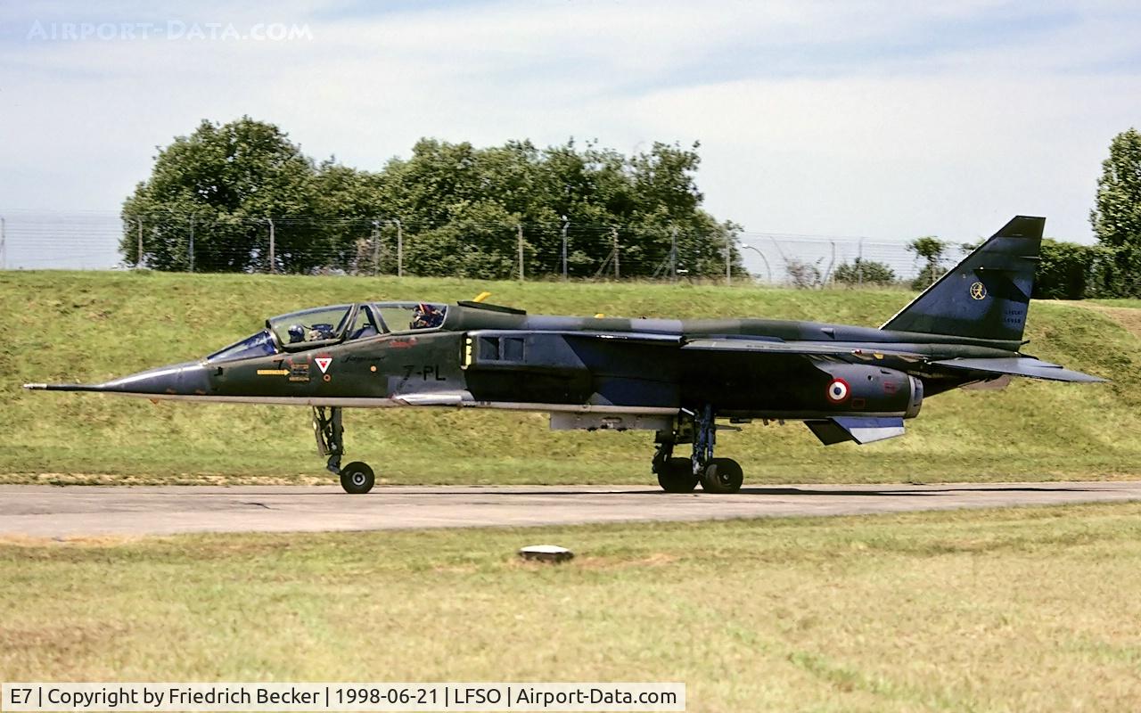 E7, Sepecat Jaguar E C/N E7, taxying to the active