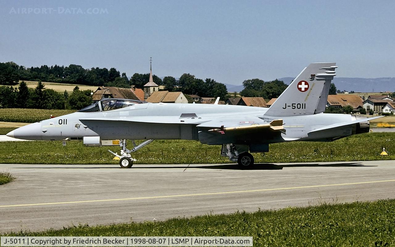 J-5011, McDonnell Douglas F/A-18C Hornet C/N 1351, taxying to the active at Payerne AB