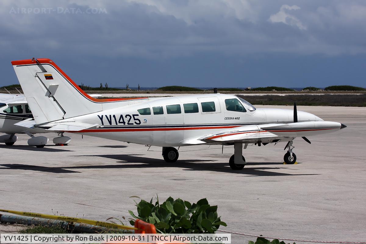 YV1425, Cessna 402B Businessliner C/N 402B0896, Waiting in the hot sun of Curacao.