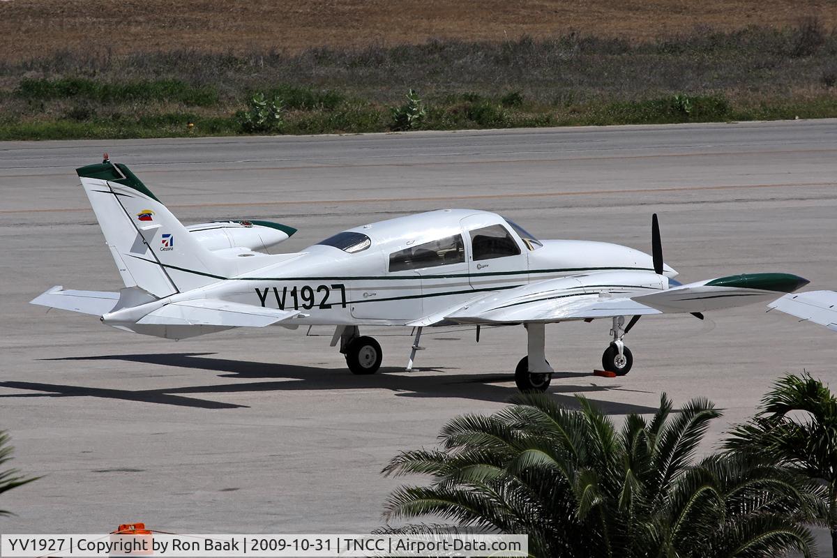 YV1927, Cessna 310R C/N 310R0829, Waiting in the hot sun of Curacao.