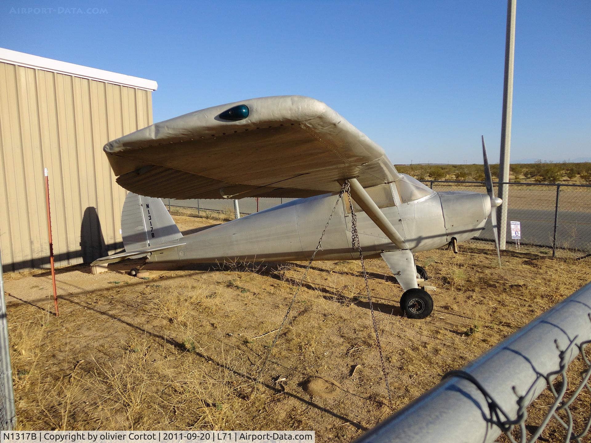 N1317B, 1948 Luscombe 8A C/N 5944, Entrance of California city airport