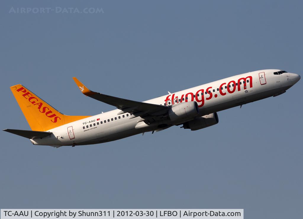 TC-AAU, 2010 Boeing 737-82R C/N 40873, Taking off from rwy 32R