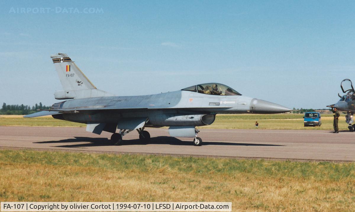 FA-107, 1980 SABCA F-16AM Fighting Falcon C/N 6H-107, Pilot says hello to the French Jaguar E team