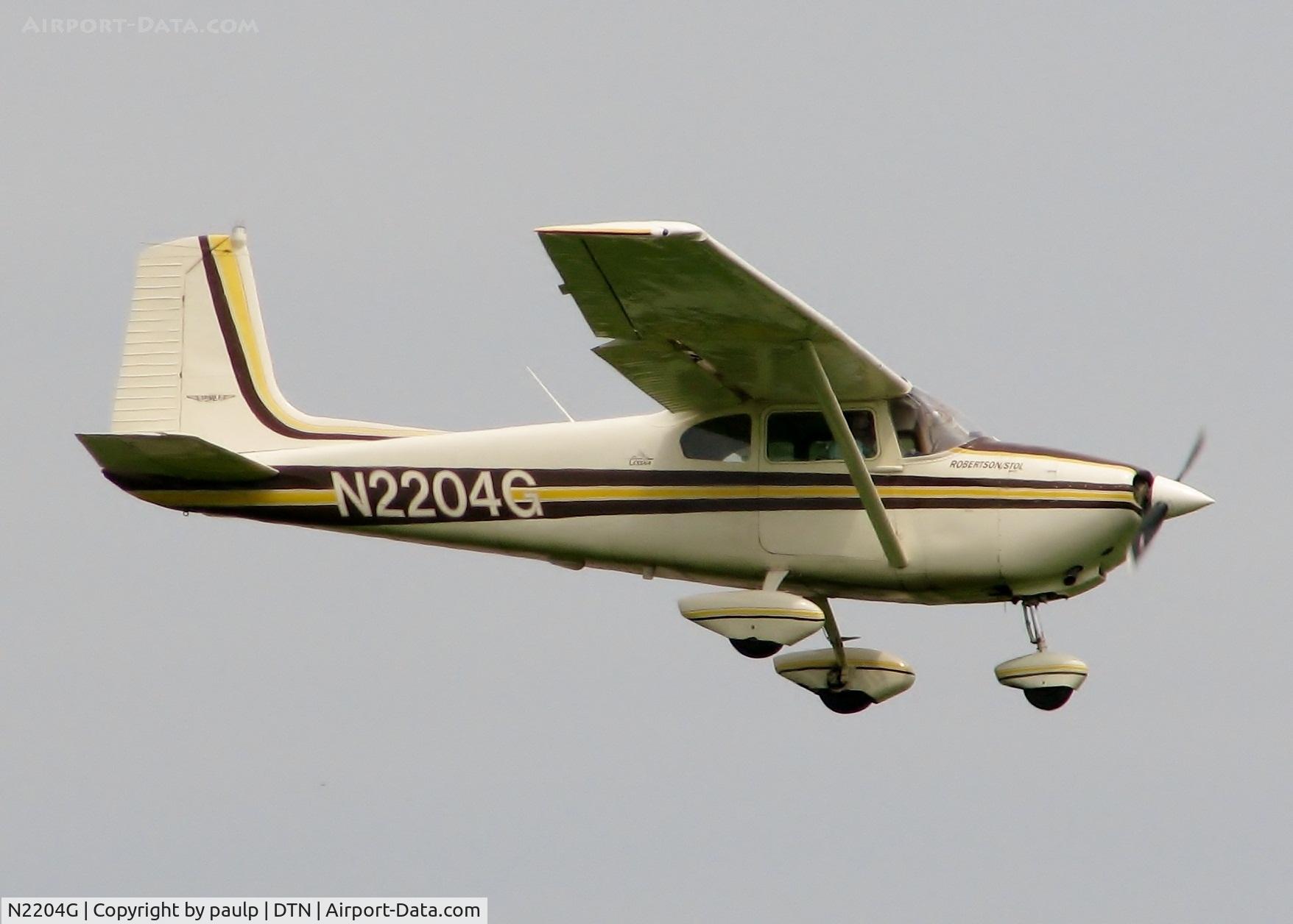 N2204G, Cessna 182A Skylane C/N 51504, Landing at Downtown Shreveport.