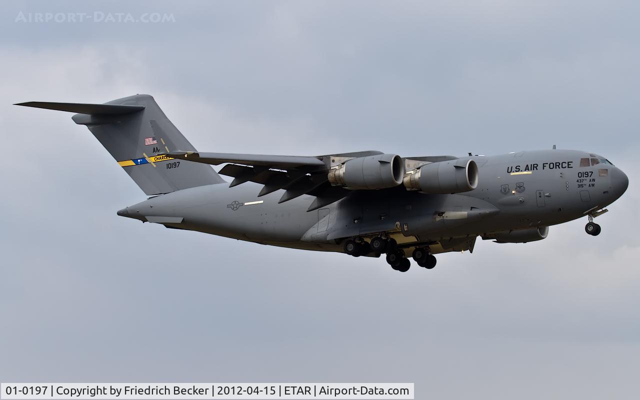 01-0197, 2001 Boeing C-17A Globemaster III C/N F-104, on final RW08