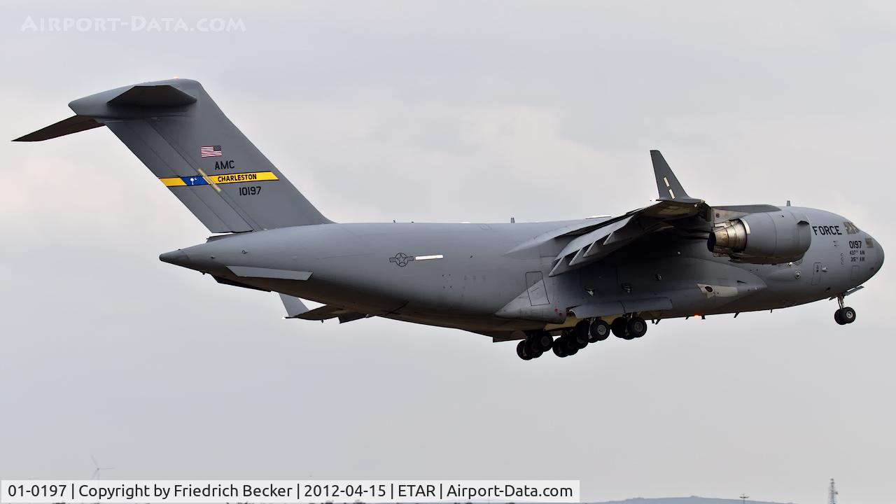 01-0197, 2001 Boeing C-17A Globemaster III C/N F-104, on final RW08