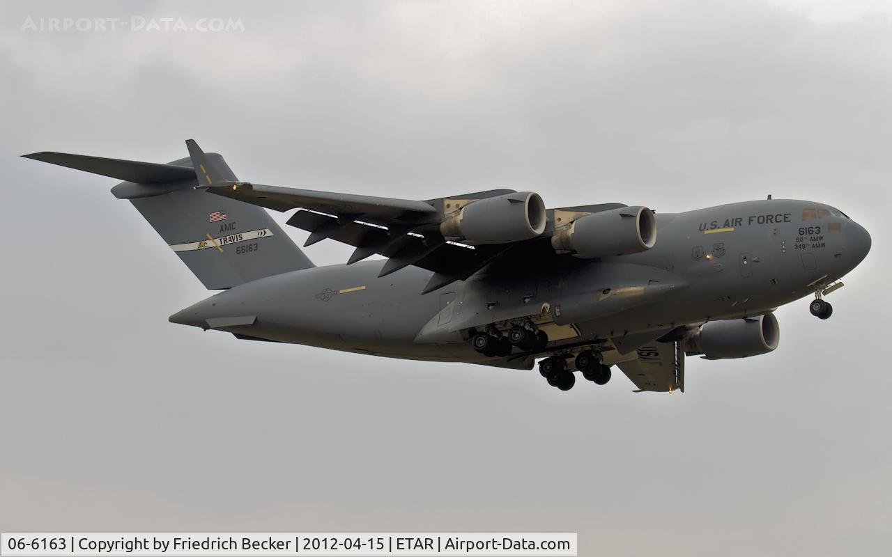 06-6163, 2006 Boeing C-17A Globemaster III C/N P-163, on final RW08