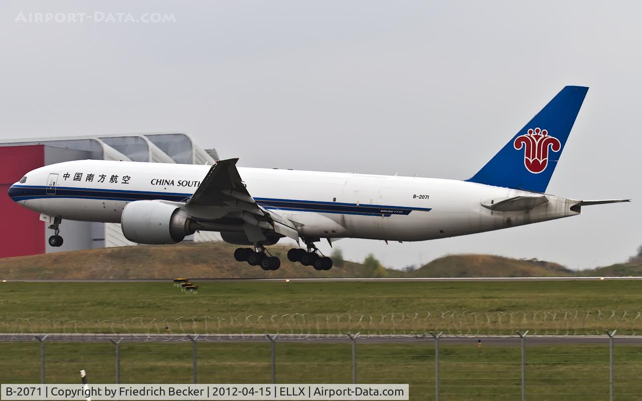 B-2071, 2009 Boeing 777-F1B C/N 37309, short final RW06