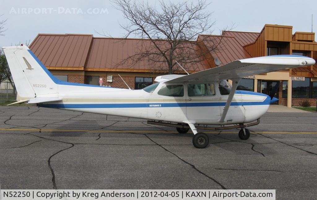 N52250, 1980 Cessna 172P Skyhawk II C/N 17274460, Cessna 172P Skyhawk by the terminal building. This time this plane is without wheelpants.