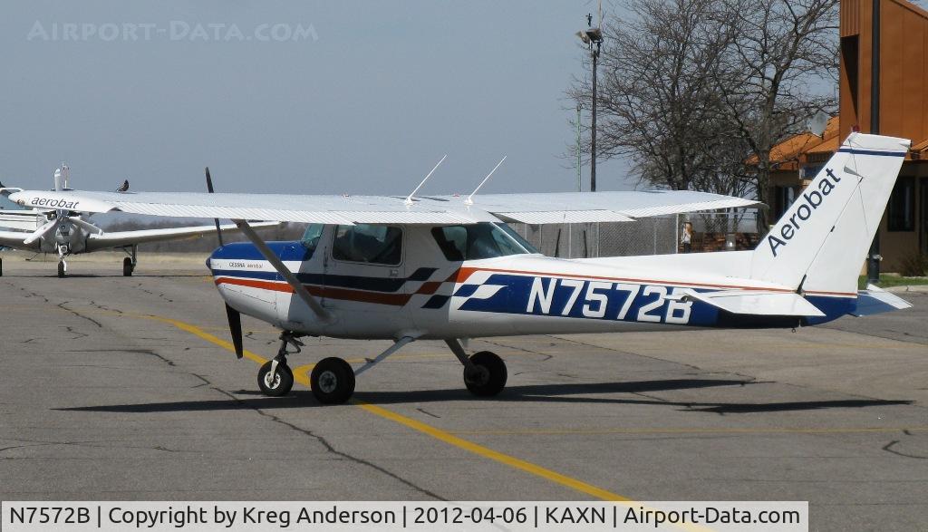 N7572B, 1977 Cessna A152 Aerobat C/N A1520771, Cessna A152 Aerobat getting ready to start up.