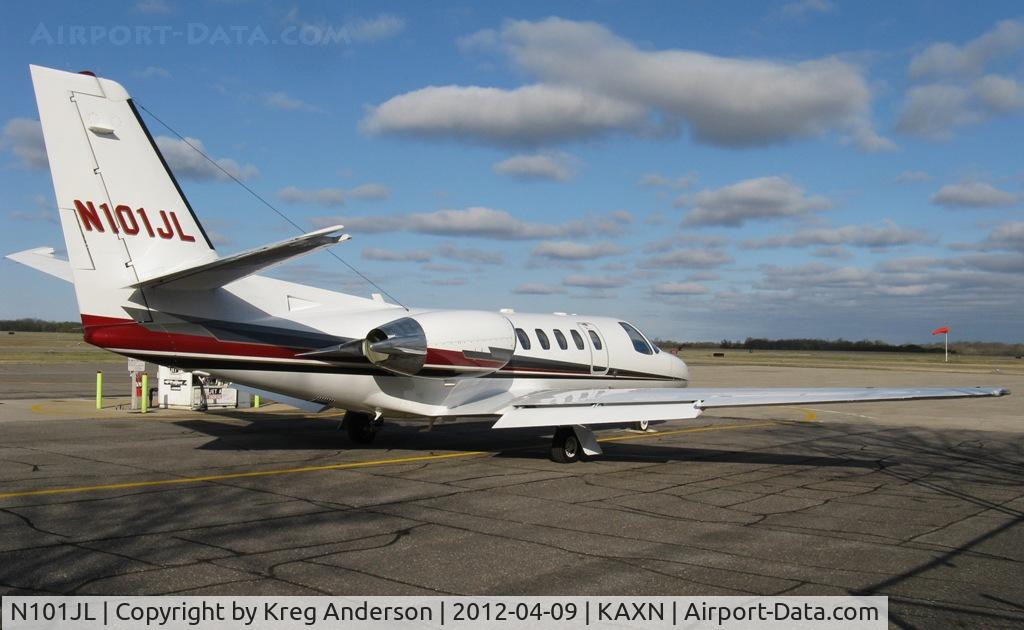 N101JL, 2001 Cessna 550 Citation Bravo C/N 550-1002, Cessna 550 Citation II at the fuel pump.