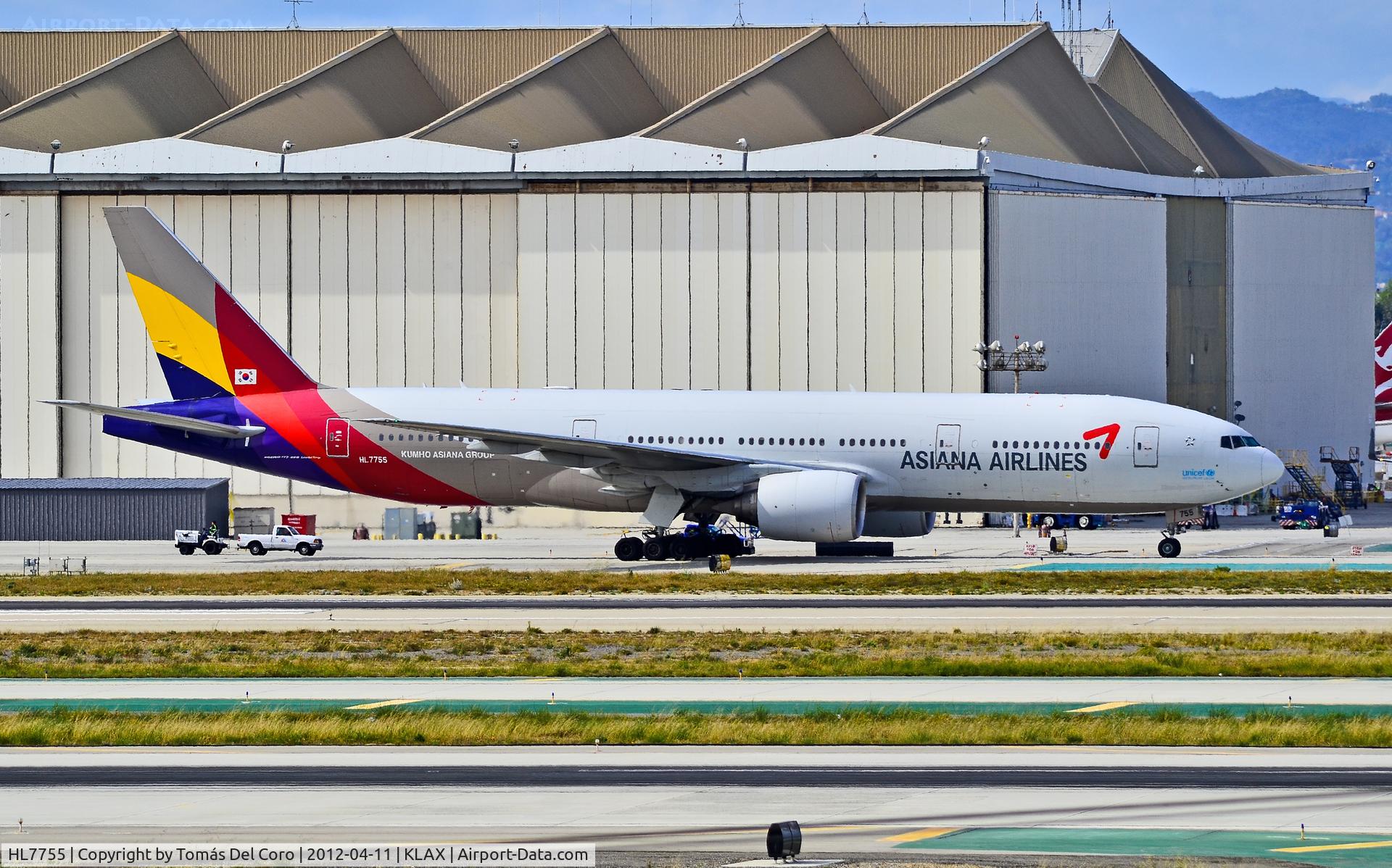 HL7755, 2007 Boeing 777-28E/ER C/N 30861, HL7755 Asiana Airlines Boeing 777-28E/ER cn 30861/646)

Los Angeles International Airport (IATA: LAX, ICAO: KLAX, FAA LID: LAX)
TDelCoro
April 11, 2012
