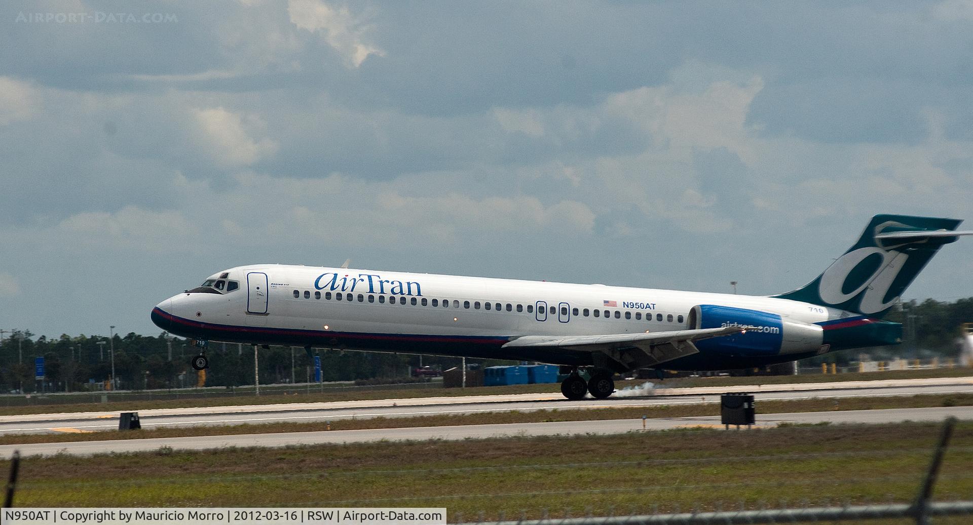 N950AT, 2000 Boeing 717-200 C/N 55012, airTran burning some rubber at RSW