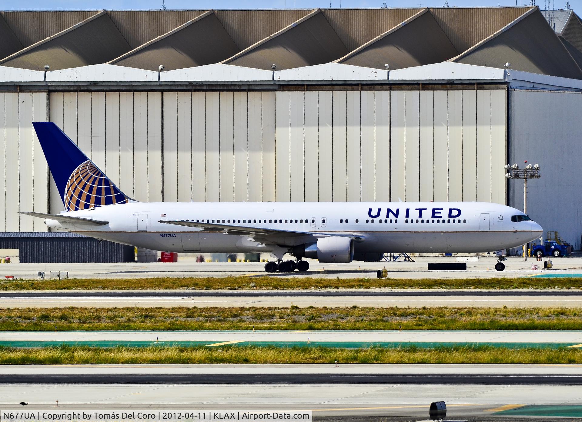 N677UA, 2001 Boeing 767-322 C/N 30029, N677UA United Airlines Boeing 767-322/ER / 6677 (cn 30029/852)

Los Angeles International Airport (IATA: LAX, ICAO: KLAX, FAA LID: LAX)
TDelCoro
April 11, 2012