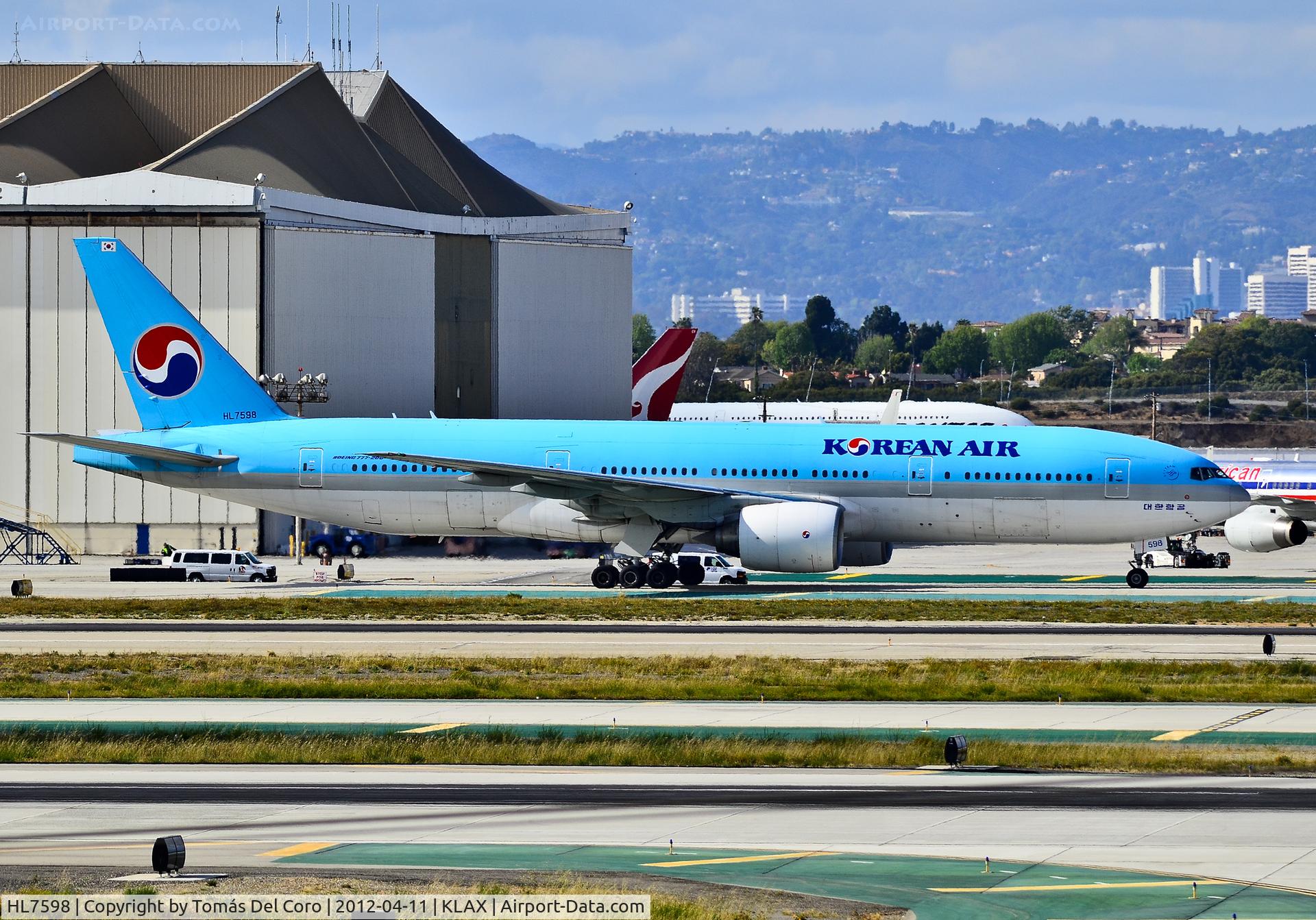 HL7598, 1988 Boeing 777-2B5/ER C/N 27949, HL7598 Korean Air Boeing 777-2B5/ER (C/N 27949)

Los Angeles International Airport (IATA: LAX, ICAO: KLAX, FAA LID: LAX)
TDelCoro
April 11, 2012