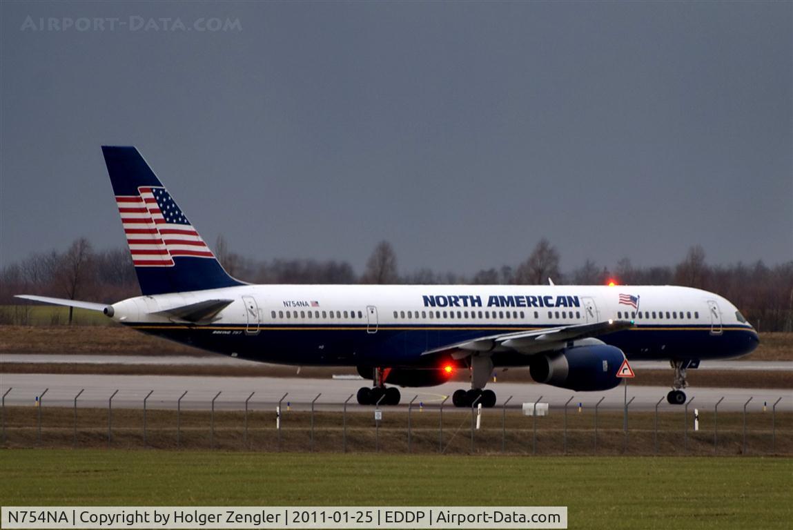 N754NA, 2001 Boeing 757-28A C/N 29381, On taxi to rwy 26R.....