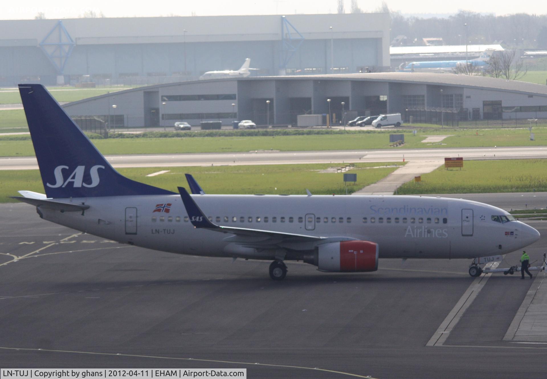 LN-TUJ, 2001 Boeing 737-705 C/N 29095, Pushback