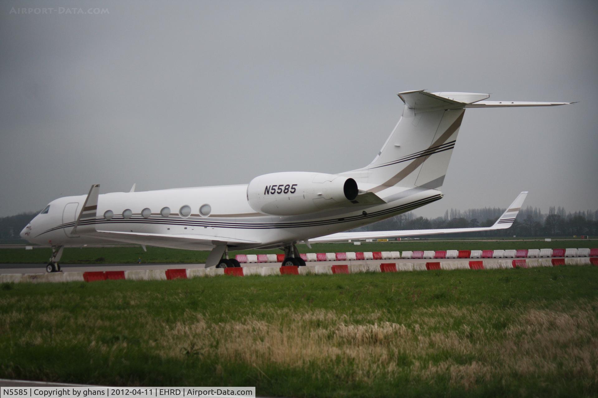 N5585, 2005 Gulfstream Aerospace GV-SP (G550) C/N 5085, Parked @ Jetcentre