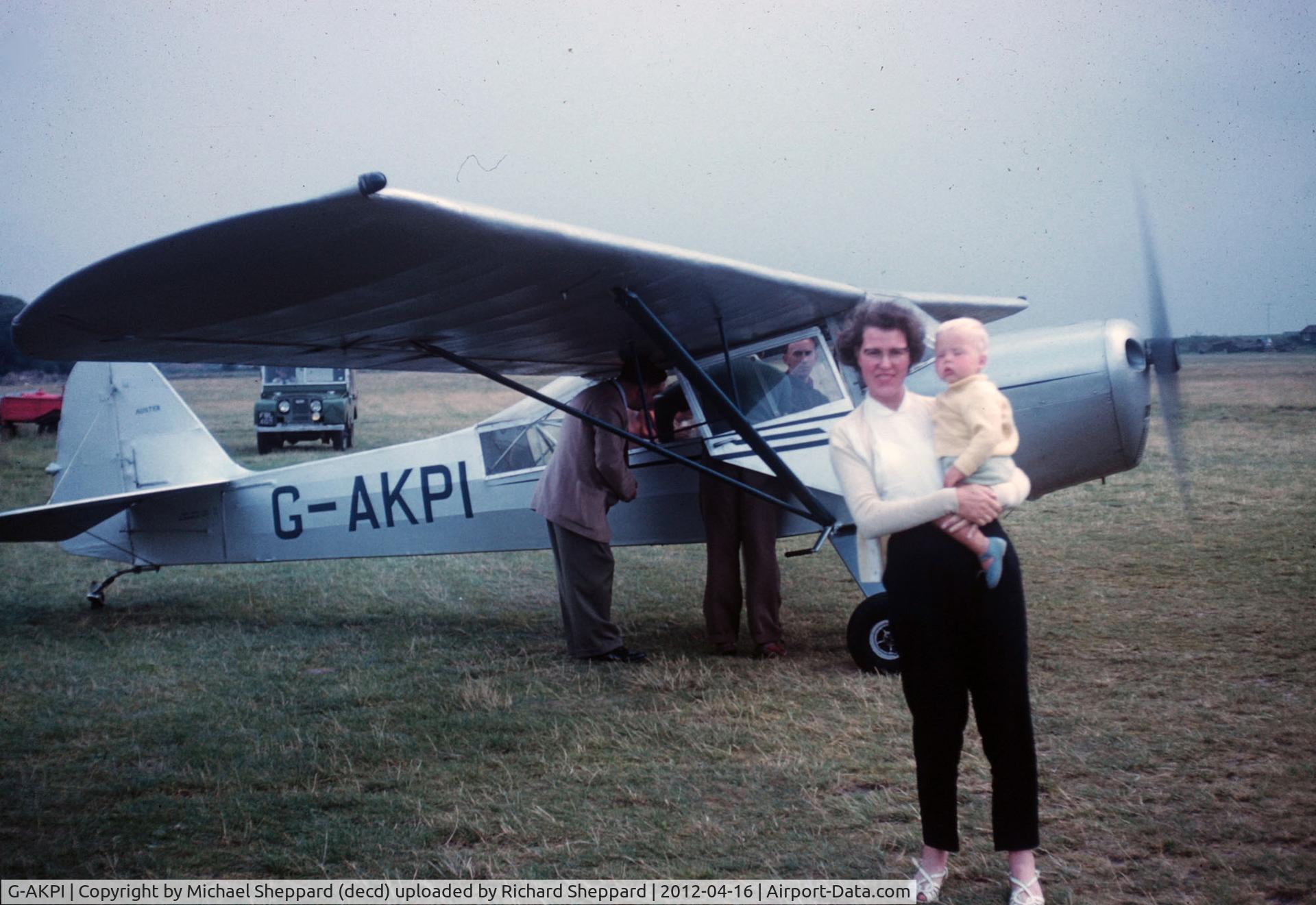 G-AKPI, 1944 Taylorcraft J Auster 5 C/N 1088, Family photo 1960 Caister area